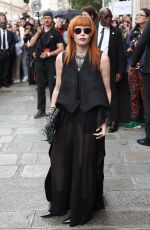 NATASHA LYONNE Arrives at Jean Paul Gaultier Haute Couture Spring.Summer 23/24 Show at Paris Fashion Week 07/05/2023