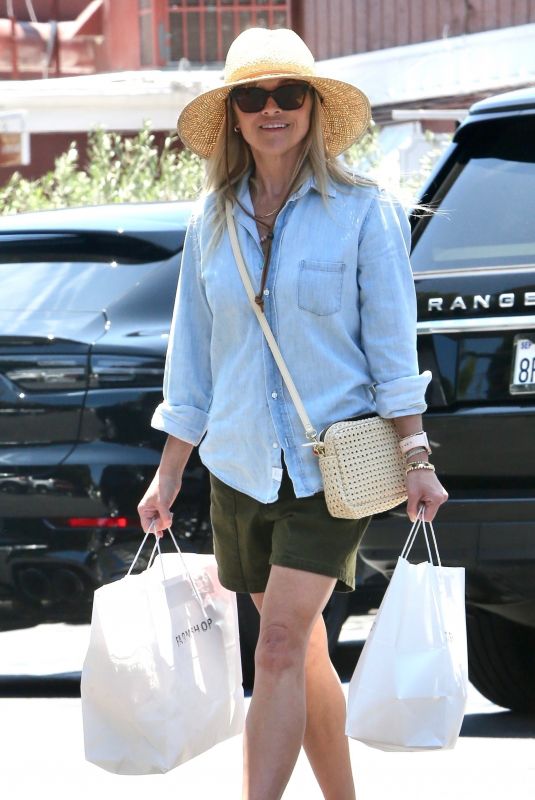 REESE WITHERSPOON Out for Grocery Shopping at Brentwood Country Mart 07/25/2023