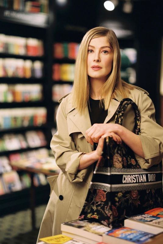 ROSAMUND PIKE for Dior Book Tote, July 2023