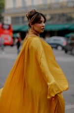 SANANAS Arrives at Stephane Rolland Fall/winter 23/24 Haute Couture Show in Paris 07/04/2023