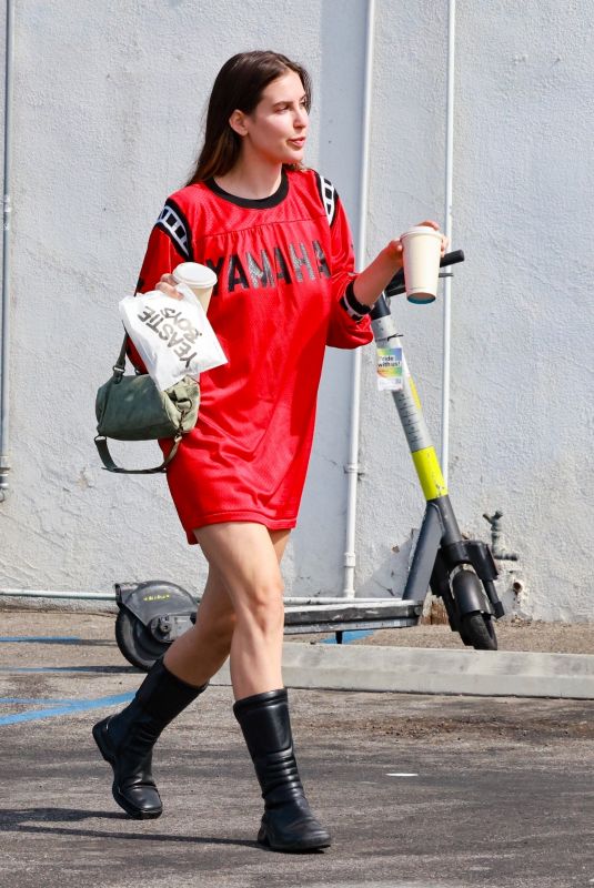 SCOUT WILLIS in an Oversized Red T-shirt Grabbing Breakfast to Go in Los Feliz 07/30/2023