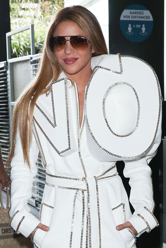 SHAKIRA Arrives at Viktor & Rolf Haute Couture Spring/Summer 23/24 Show at Paris Fashion Week 07/05/2023
