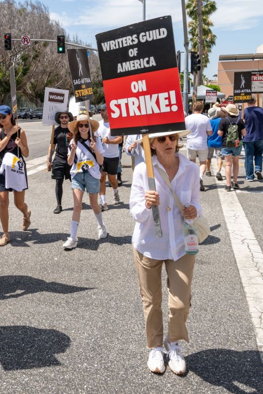 ANNA KENDRICK at Sag-aftra Strike in Los Angeles 08/01/2023