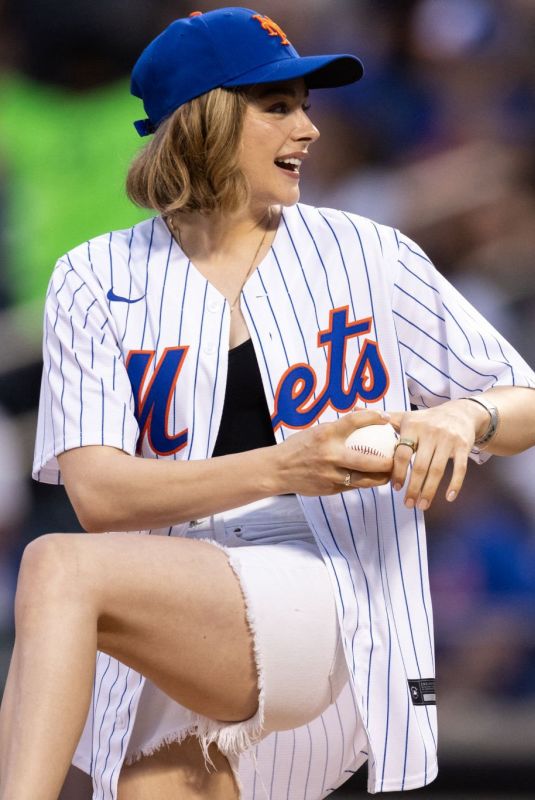 CHLOE MORETZ Throws Out First Pitch at Chicago Cubs vs. New York Mets Game in New York 08/07/2023