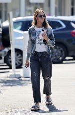 CHRISTINE BAUMGARTNER Shopping at Vons in Montecito 08/25/2023