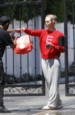 ELLE FANNING Has an Item Delivered to Her Home in Los Angeles 08/21/2023