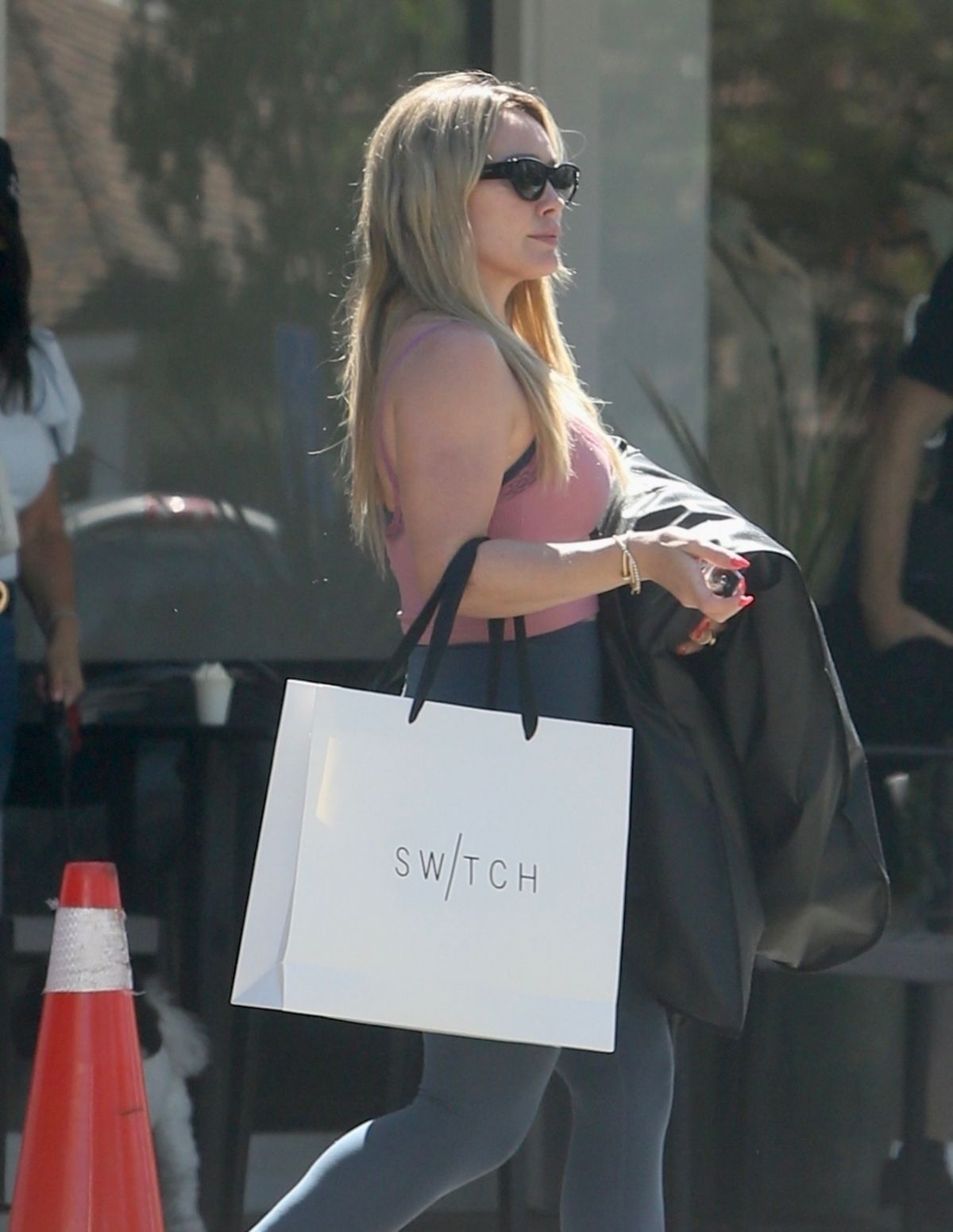 Hilary Duff Out in Santa Monica Calif August 23, 2012 – Star Style