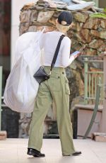 JANUARY JONES Picking up a Wedding Fress for Her Sister