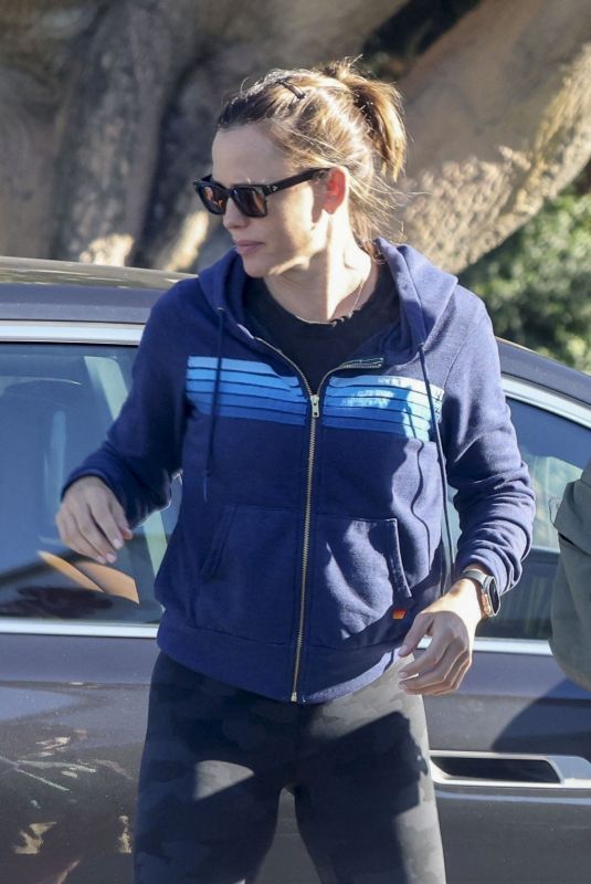 JENNIFER GARNER Out and About in Los Angeles 08/30/2023