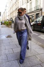 JENNIFER LOPEZ Shopping for Some Antique at Le Marais and Saint Germain Area in Paris 08/07/2023