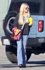 JESSICA SIMPSON Out for Grocery Shopping in Los Angeles 08/19/2023