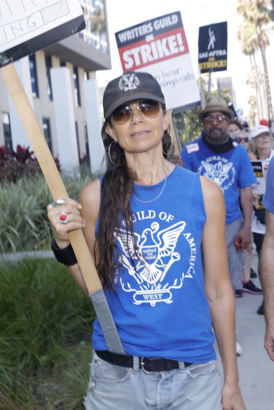 JUSTINE BATEMAN t SAG-Aftra and WGA Picket Line at Netflix Offices in Los Angeles 08/14/2023