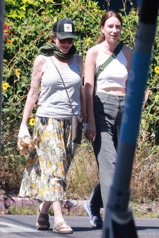 KATEY SAGAL Out for Lunch at All Time Restaurant with Her Daughter SARAH GRACE WHITE 08/29/2023