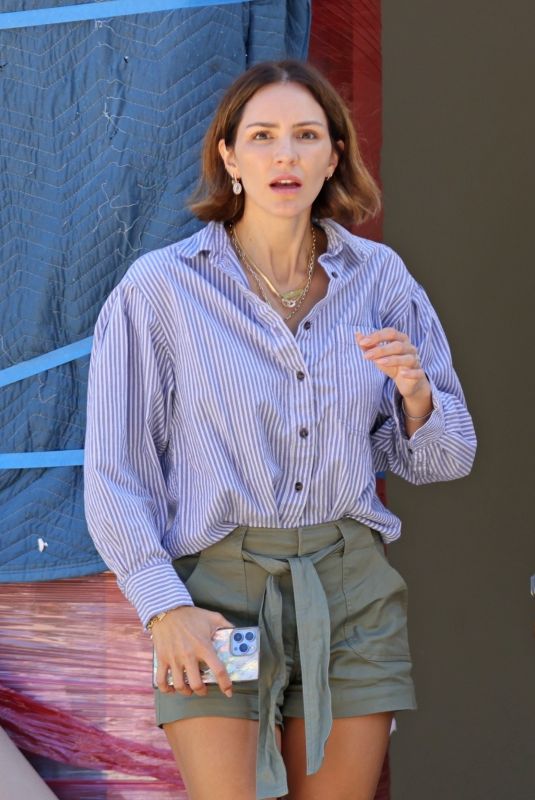KATHARINE MCPHEE Checking Out Progress of Their New House in Brentwood 08/25/2023