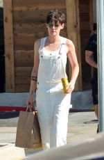 KRISTEN SETWART Shopping at Lazy Acres Market in Los Feliz 08/07/2023