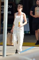 KRISTEN SETWART Shopping at Lazy Acres Market in Los Feliz 08/07/2023