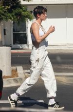 KRISTEN SETWART Shopping at Lazy Acres Market in Los Feliz 08/07/2023