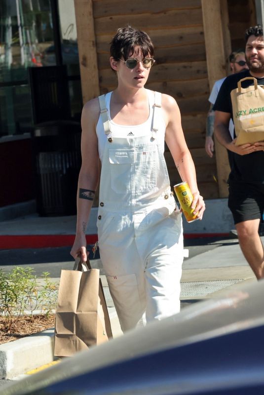 KRISTEN SETWART Shopping at Lazy Acres Market in Los Feliz 08/07/2023