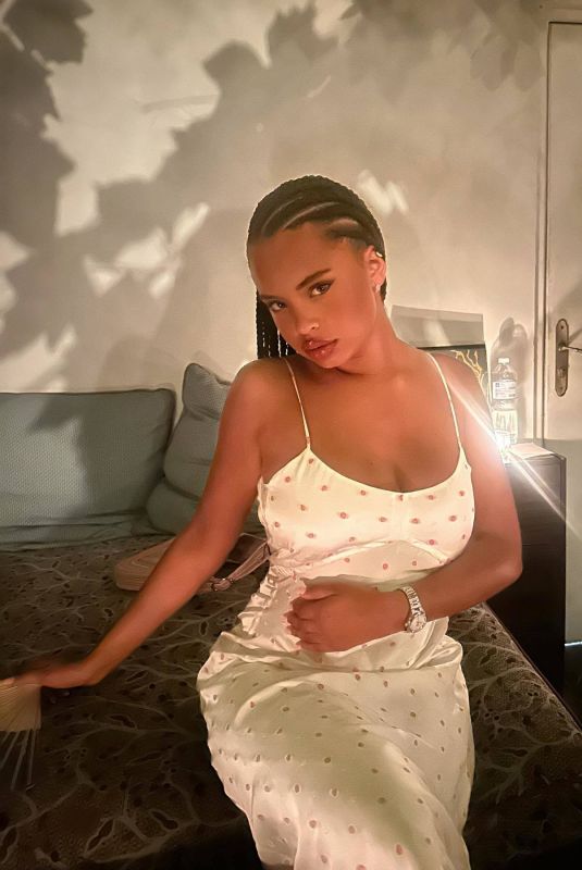 PAOLA LOCATELLI - Instagram Photos 08/02/2023