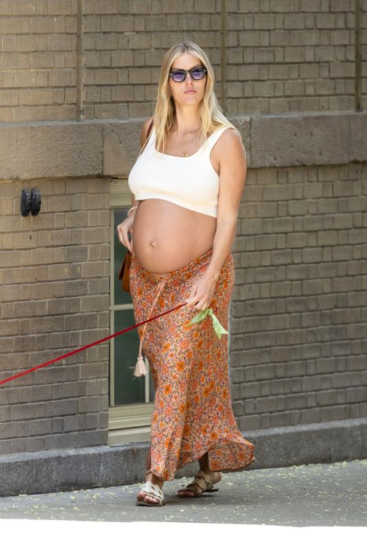 Pregnant TAYLOR NEISEN Out in New York 08/01/2023