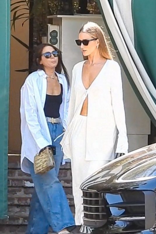 ROSIE HUNTINGTON-WHITELEY Out for Lunch with a Friend at San Vicente Bungalows in West Hollywood 08/18/2023