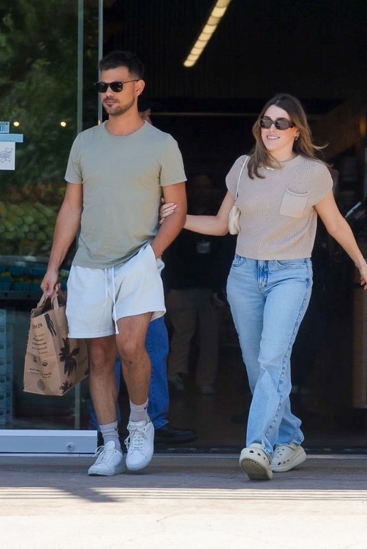TAYLOR DOME and Taylor Lautner Shopping at Erewhon Market in Calabasas 08/22/2023