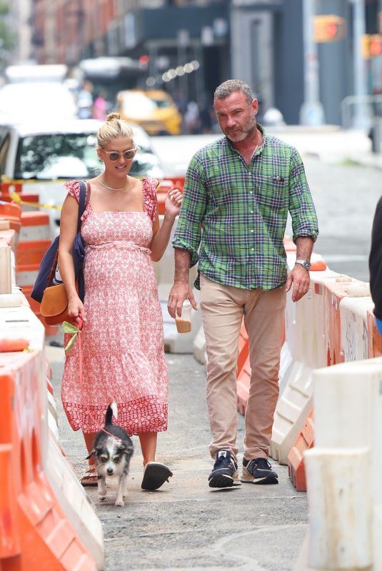 TAYLOR NEISEN and Liev Schreiber Out with Their Dog in New York 08/14/2023