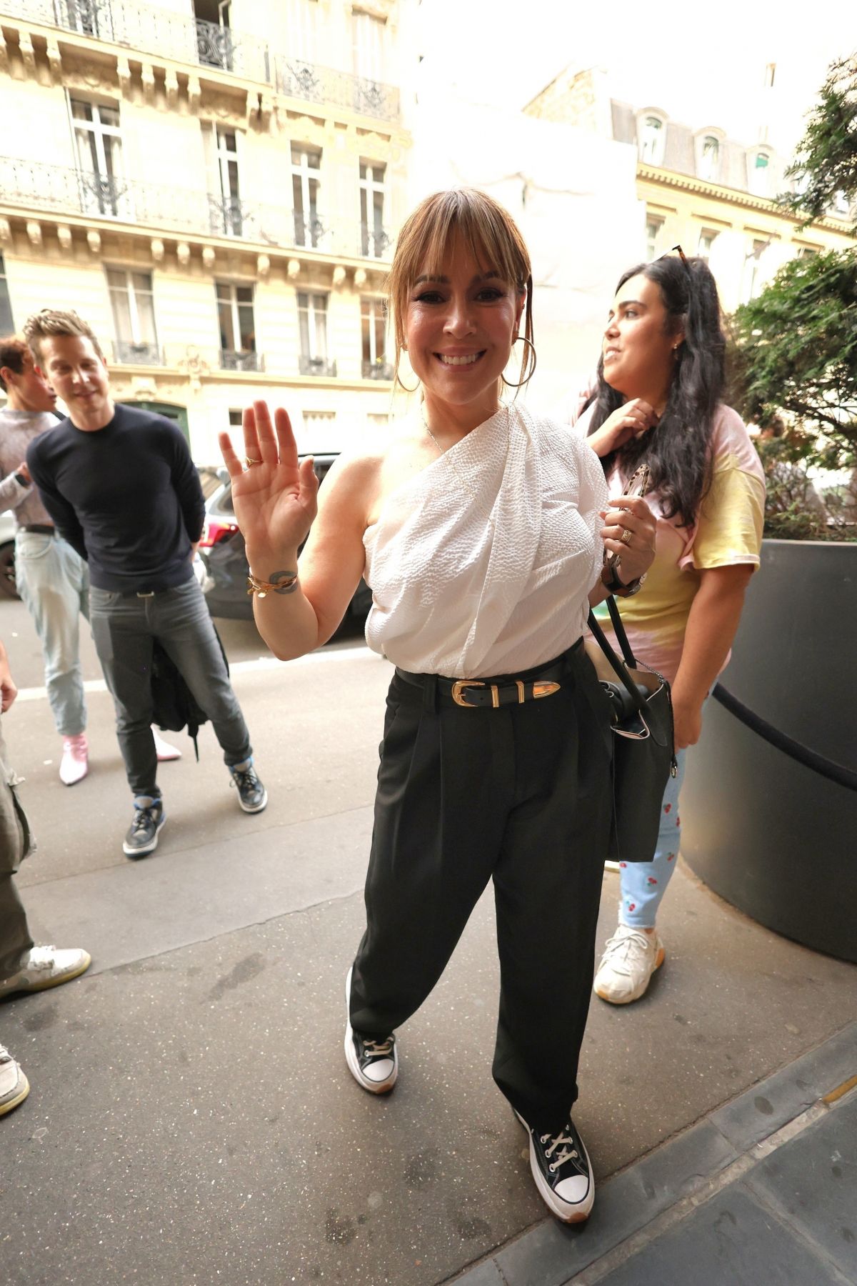 ALYSSA MILANO Arrives In Paris 09 10 2023 HawtCelebs alyssa-milano-arrives-in-paris-09-10-2023-hawtcelebs