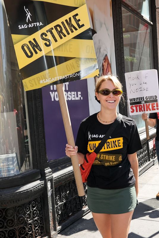 ANNASOPHIA ROBB at SAG-AFTRA and WGA strike in New York 09/14/2023