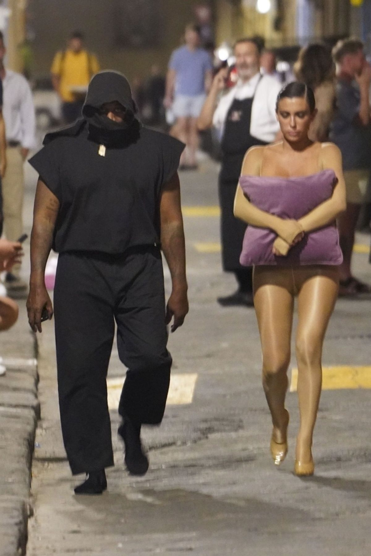 Bianca censori paris. Канье и Бьянка. Модники Канье и его жена Бьянка. Kanye West and Bianca censori. Богатые и бедные в США.
