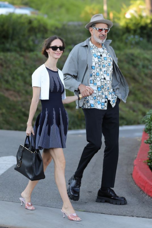 EMILIE LIVINGSTON and Jeff Goldblum Out for Dinner at Sunset Plaza in West Hollywood 09/08/2023