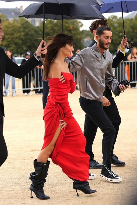 EMILY RATAJKOWSKI Arrives at Loewe SS24 Show at Paris Fashion Week 09/29/2023
