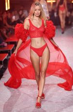 FRIDA AASEN Walks Runway at Etam Womenswear Spring/summer 2024 Show in Paris 09/26/2023