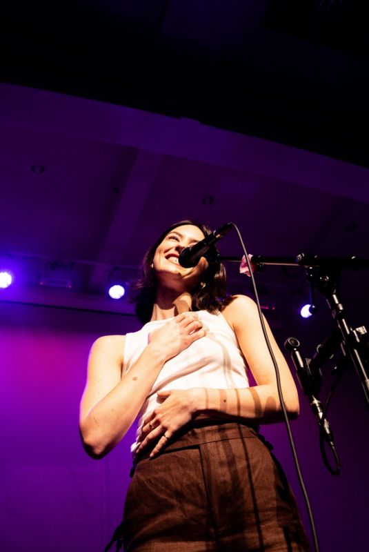 GRACIE ABRAMS Performs at Acoustic Shows in Nashville 09/11/2023