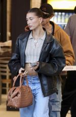HAILEY and Justin BIEBER Ordering Takeout Pizza in Los Angeles 09/19/2023