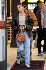 HAILEY and Justin BIEBER Ordering Takeout Pizza in Los Angeles 09/19/2023