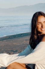 HELEN OWEN - Instagram Photos 09/17/2023
