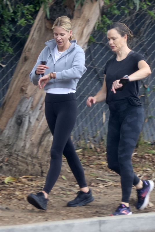 JENNIFER GARNER Out Running with a Friend in Los Angeles 09/02/2023