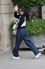 JISOO Arrivves at Her Hotel in Paris 09/27/2023