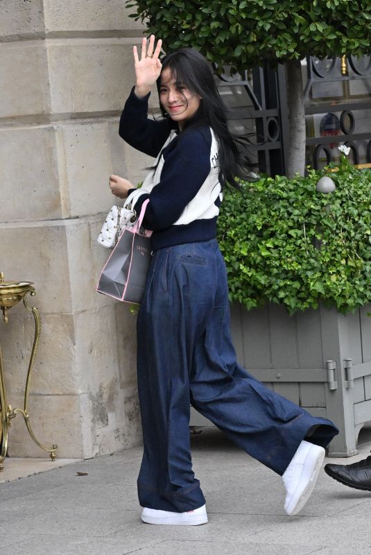 JISOO Arrivves at Her Hotel in Paris 09/27/2023