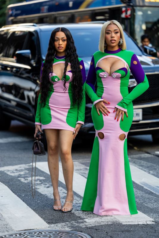 JORDYN and JODIE WOODS Out at New York Fashion Week 09/10/2023 | picture pub
