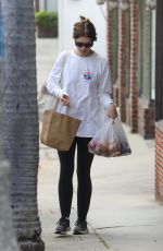 KATHERINE SCHWARZENEGGER Shopping at Farmers Market 09/10/2023