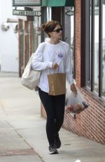 KATHERINE SCHWARZENEGGER Shopping at Farmers Market 09/10/2023