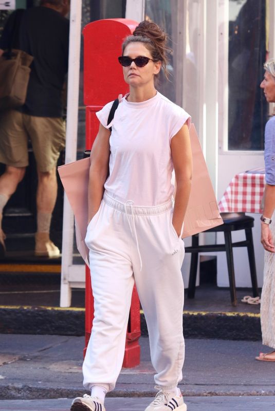 KATIE HOLMES Out and About in New York 09/01/2023