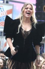 KELLY CLARKSON Performs at Today Show at Rockefeller Plaza in New York 09/22/2023