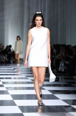 KENDALL JENNER Runway Versace Spring/summer show at Milan Fashion Week 09/22/2023