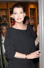 LINDA EVANGELISTA Arrives at Her Book Signing in New York 09/07/2023