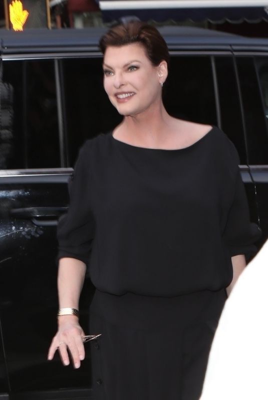 LINDA EVANGELISTA Arrives at Her Book Signing in New York 09/07/2023