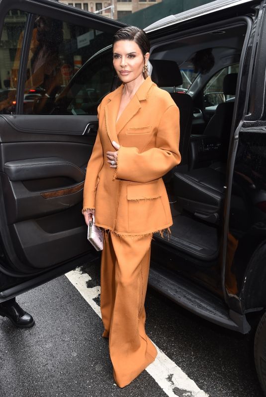 LISA RINNA Arrives at Jason Wu Show at New York Fashion Week 09/10/2023