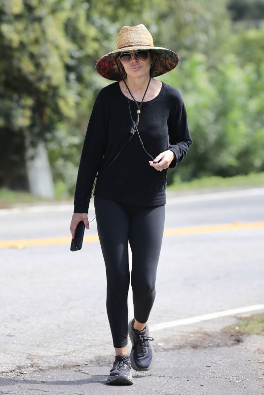 LISA RINNA Out for Her Morning Walk in Los Angeles 09/18/2023